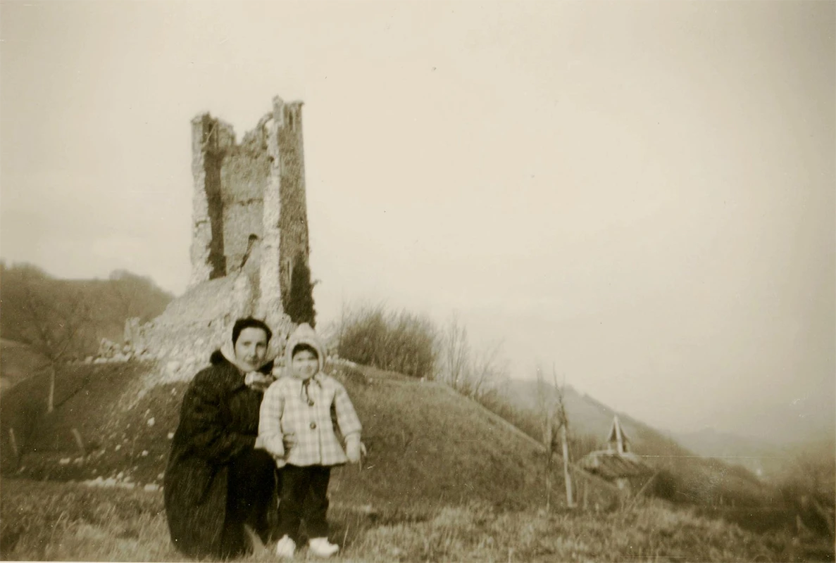 Photographie d’époque de l’ancien site médiéval de Montailleur, avec sa tour ruinée.