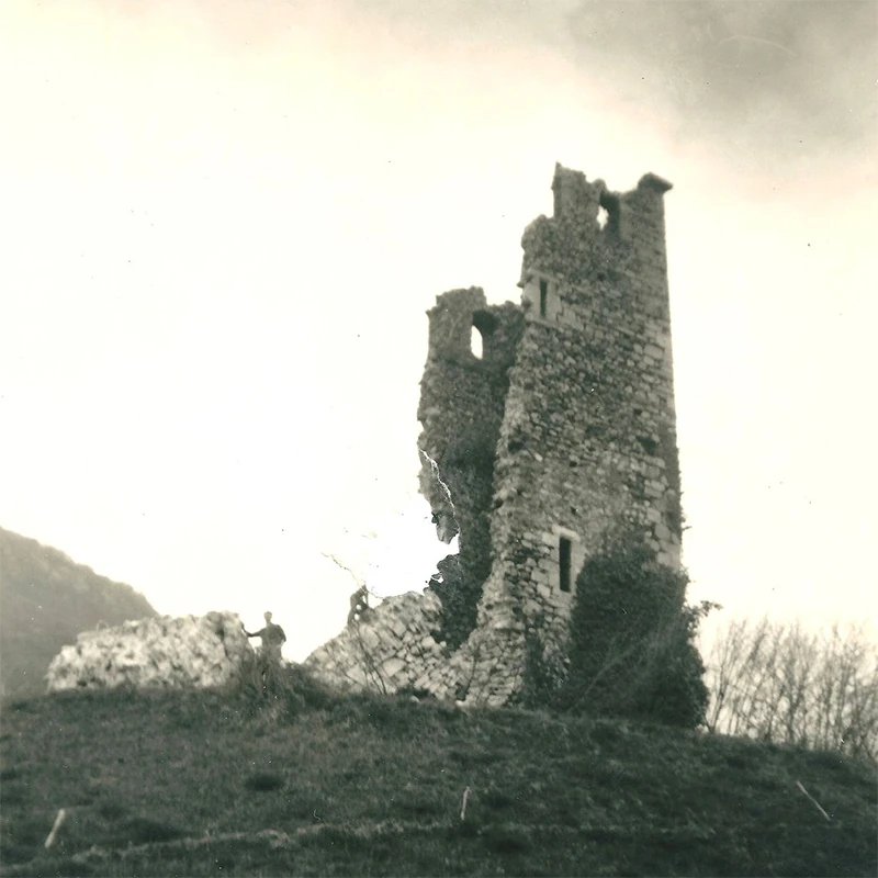 Photographie d’époque de l’ancien site médiéval de Montailleur, avec sa tour ruinée.