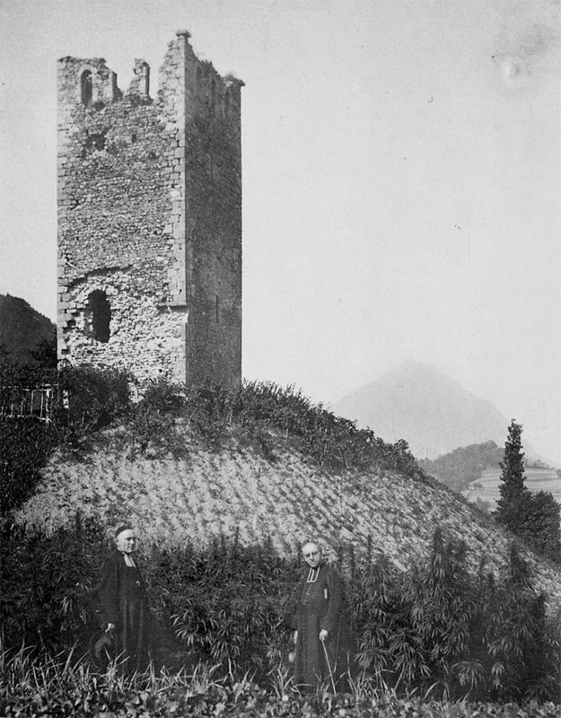 Photographie d’époque de l’ancien site médiéval de Montailleur, avec sa tour ruinée.