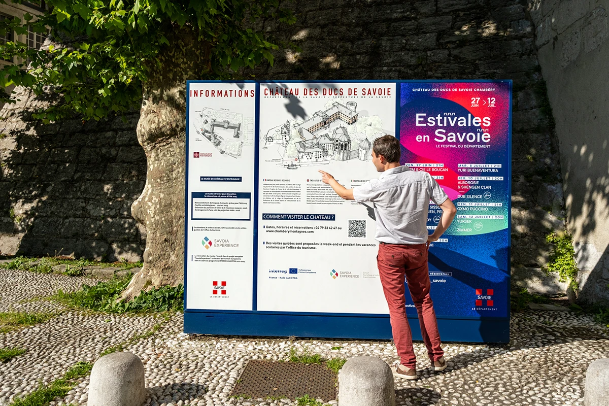 La signalétique d’accueil et d’orientation touristique du château des Ducs de Savoie.