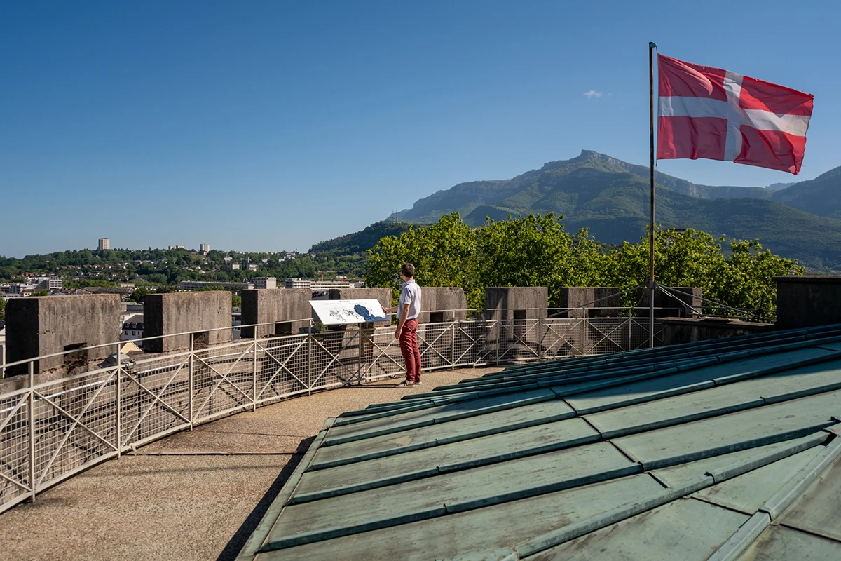 Table d’orientation signalétique avec le panorama de Chambéry et ses massifs montagneux, depuis la tour de mi-ronde du château des Ducs de Savoie.