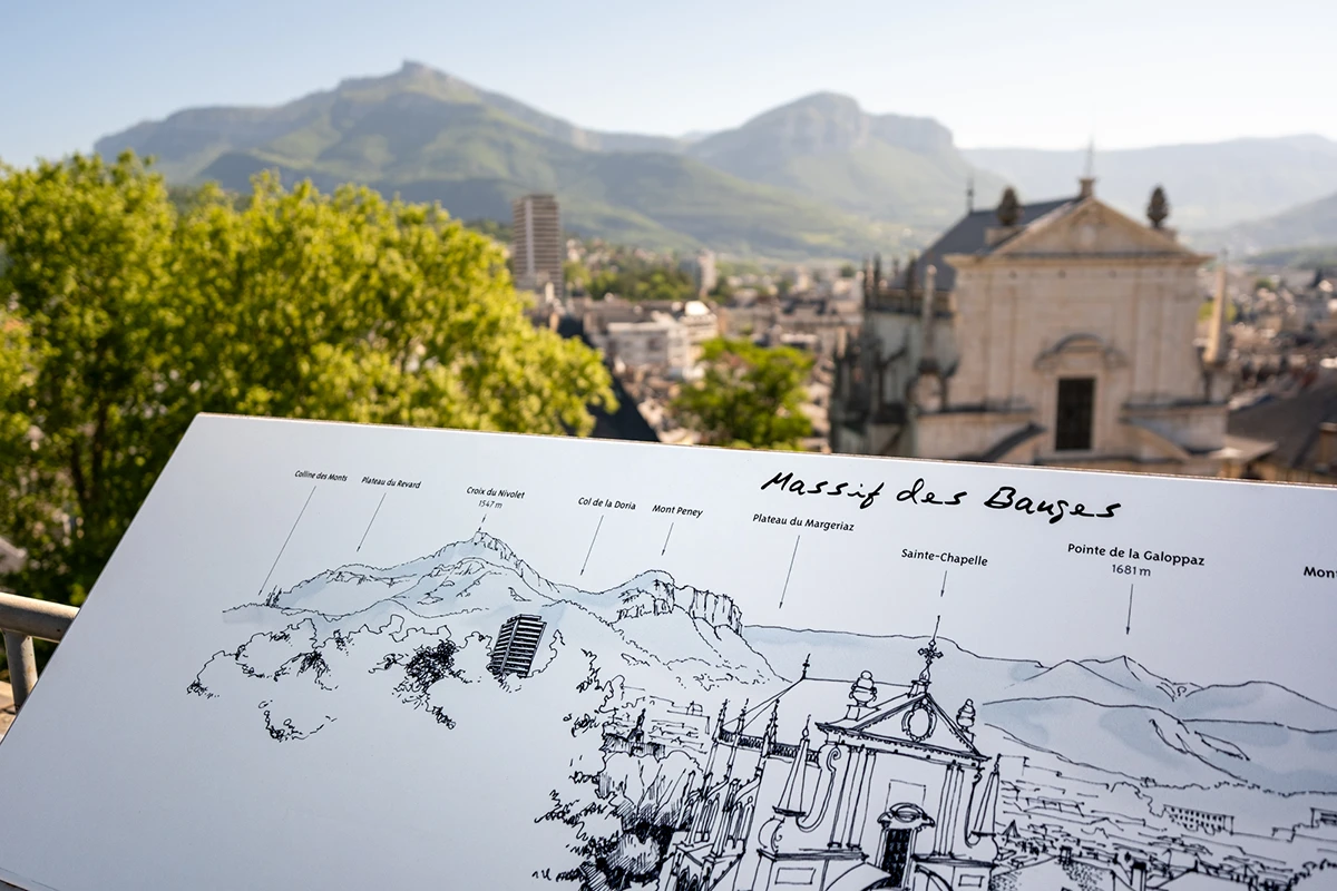 Table d’orientation signalétique avec le panorama de Chambéry et ses massifs montagneux, depuis la tour de mi-ronde du château des Ducs de Savoie.