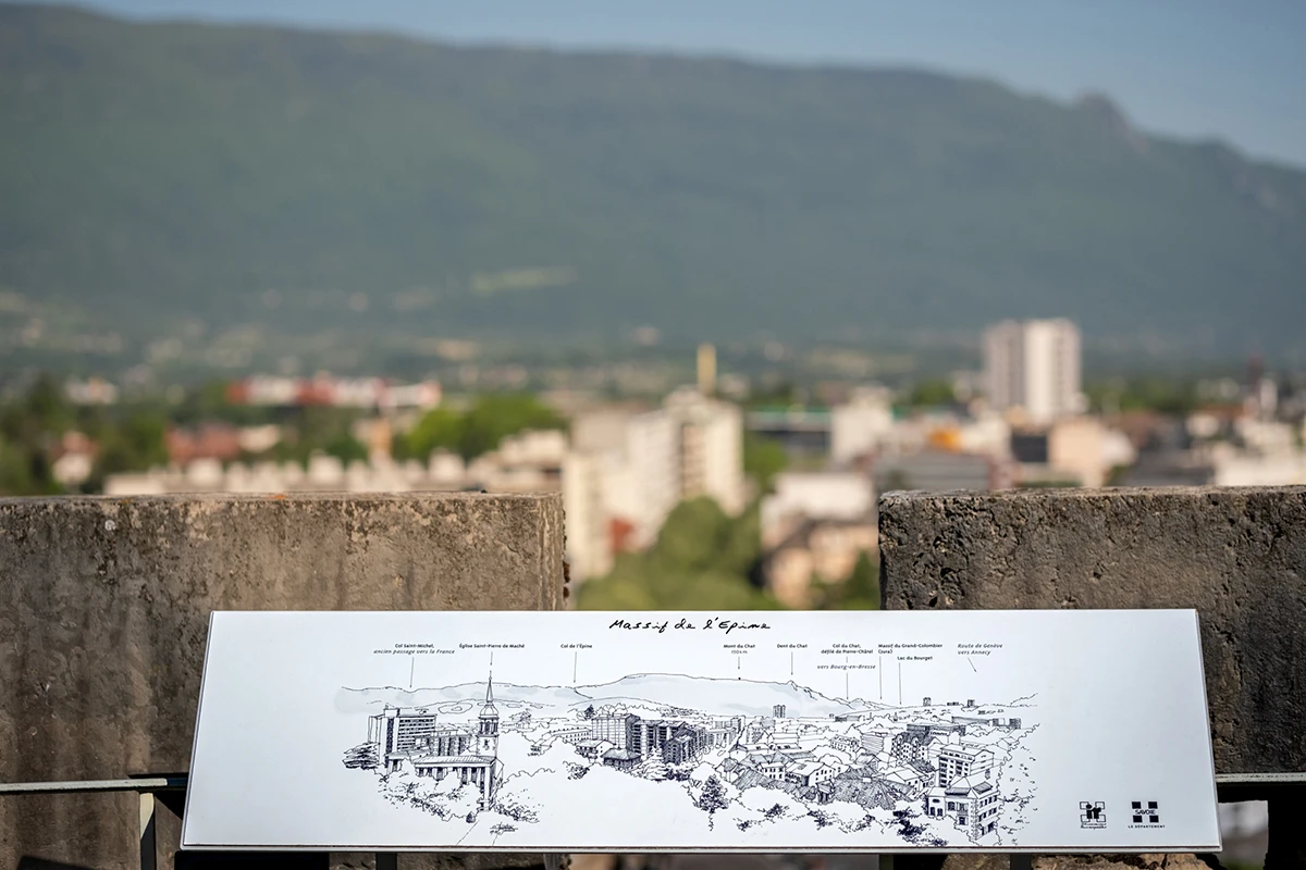 Table d’orientation signalétique avec le panorama de Chambéry et ses massifs montagneux, depuis la tour de mi-ronde du château des Ducs de Savoie.