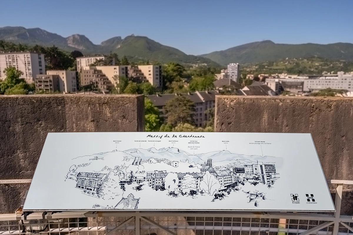 Table d’orientation signalétique avec le panorama de Chambéry et ses massifs montagneux, depuis la tour de mi-ronde du château des Ducs de Savoie.