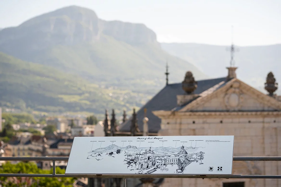 jonathan-desbois-illustration-paysage-panorama-4c-08 Table d’orientation signalétique avec le panorama de Chambéry et ses massifs montagneux, depuis la tour de mi-ronde du château des Ducs de Savoie.