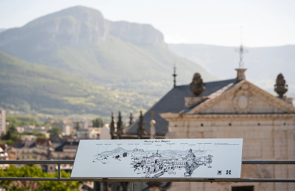 Table d’orientation signalétique avec le panorama de Chambéry et ses massifs montagneux, depuis la tour de mi-ronde du château des Ducs de Savoie.