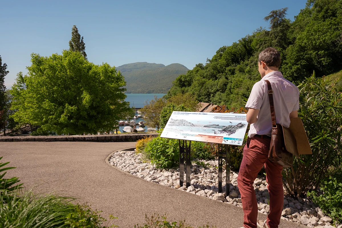 Table d’orientation signalétique du lac du Bourget et la Baie de Châtillon, en Savoie.