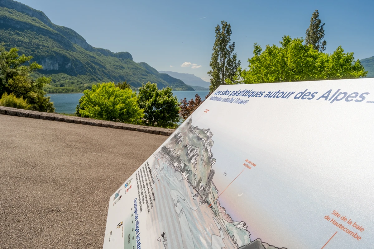 Table d’orientation signalétique du lac du Bourget et la Baie de Châtillon, en Savoie.