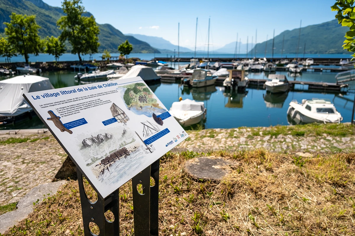 Signalétique et vitrophanie du village palafittique de Châtillon, dans le lac du Bourget, en Savoie.