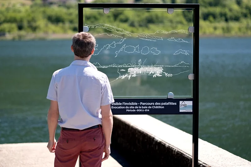 jonathan-desbois-illustration-reconstitution-historique-palafittes-1b-05 Signalétique et vitrophanie du village des palafittes de Châtillon, dans le lac du Bourget, en Savoie.