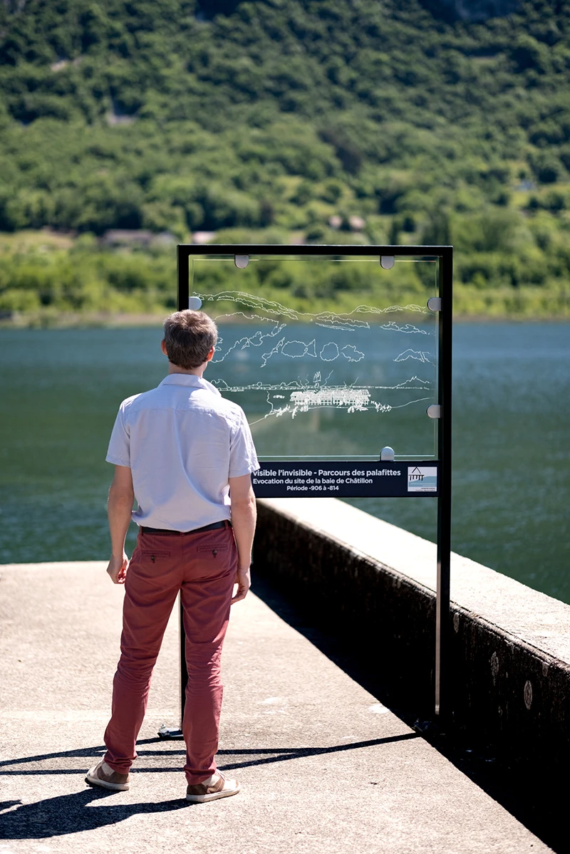 Signalétique et vitrophanie du village des palafittes de Châtillon, dans le lac du Bourget, en Savoie.