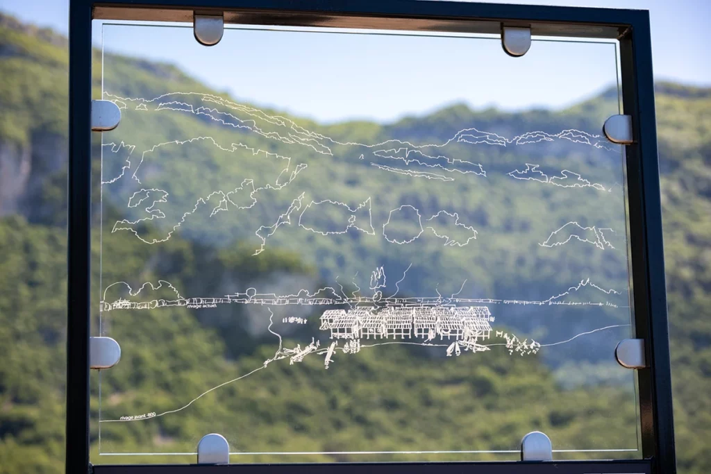 Signalétique et vitrophanie du village des palafittes de Châtillon, dans le lac du Bourget, en Savoie.
