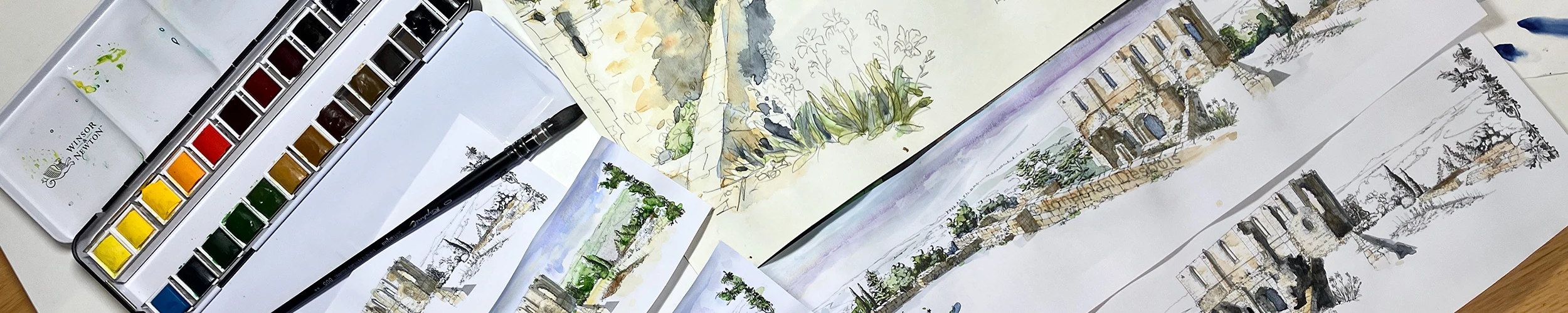 Photographie des croquis préparatoires pour le panorama méditerranéen d’une ancienne abbaye en ruines.