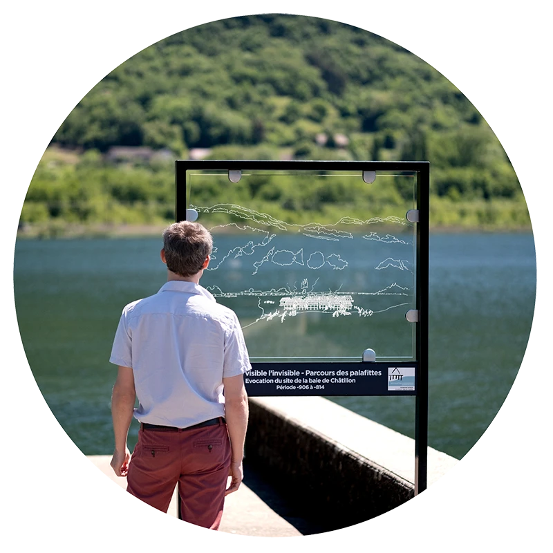 Signalétique et vitrophanie du village des palafittes de Châtillon, dans le lac du Bourget, en Savoie.